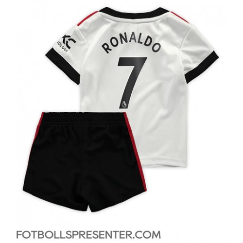 Manchester United Cristiano Ronaldo #7 Bortatröja Barn 2022-23 Kortärmad (+ korta byxor)